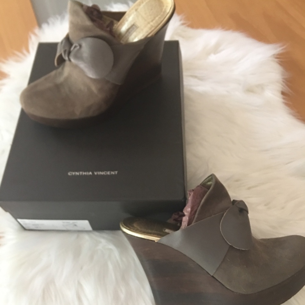 Cynthia Vincent suede & leather platform wedge 8.5